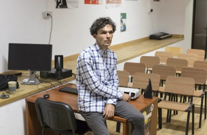 „Sunt obosiți și tensionați, ca și cum ar fi mereu într-o cursă” – O perspectivă asupra stării emoționale a liceenilor, conform unui profesor de la Colegiul „Sava”