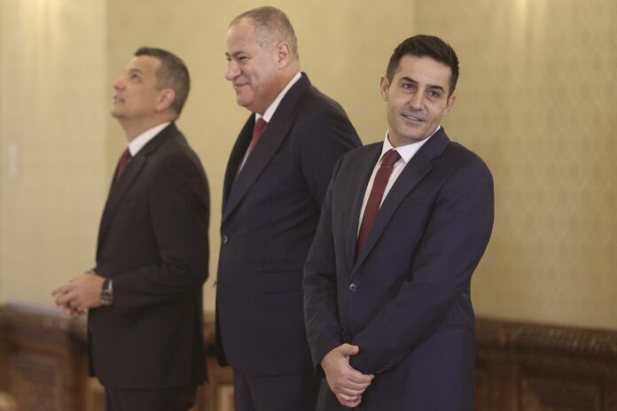 SURSE: Stenograme din ședința PSD / Grindeanu: „Bolojan care le dă tuturor lecții de etică a ieșit la racolat de parlamentari” / Olguța Vasilescu: „Când alții sunt mămăligi, noi trebuie să arătăm că avem sânge în instalație”