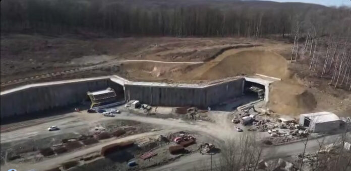 Sute de artefacte din aur descoperite de muncitorii din Cehia la construcția unei autostrăzi