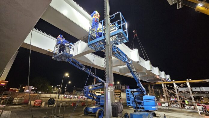 Tablierul metalic de la Pasajul Apărătorii Patriei va fi completat. Se montează ultima secțiune diseară. Traficul este restricționat pentru lucrări