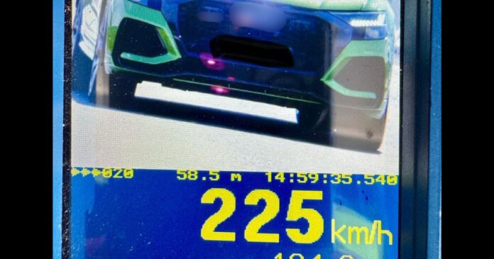 Tânăr de 20 de ani prins conducând cu 225 km/h lângă Oradea: riscă suspendarea permisului de conducere