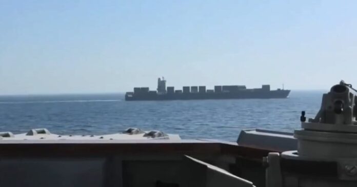 Tensiuni în Strâmtoarea Ormuz: Trei nave atacate în serie. Gardienii Revoluției iraniene, suspectați de deschiderea focului
