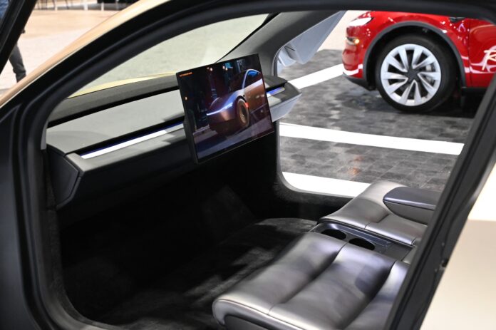 Tesla a început producția „Cybercab”, robotaxi-ul fără volan și pedale