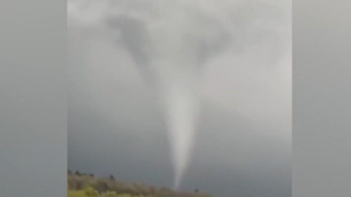 Tornadă filmată deasupra unei păduri din Mureș - fenomen 'atipic' care anunță sezonul furtunilor