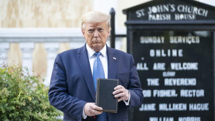 Trump caută reconcilierea cu creștinii americani după controversa comparației cu Isus, oferind lecturi biblice marți seară