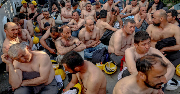 Turcia: Peste 100 de mineri în greva foamei la Ankara, arestați după marș de protest
