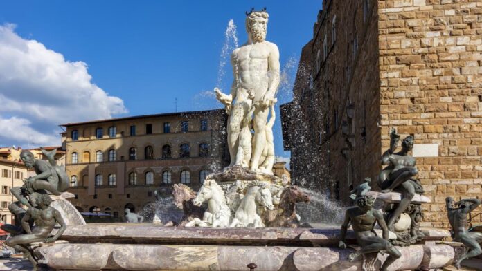 Turistă de 28 de ani escaladează statuia lui Neptun din Florența și îi provoacă daune încercând să atingă zonele intime