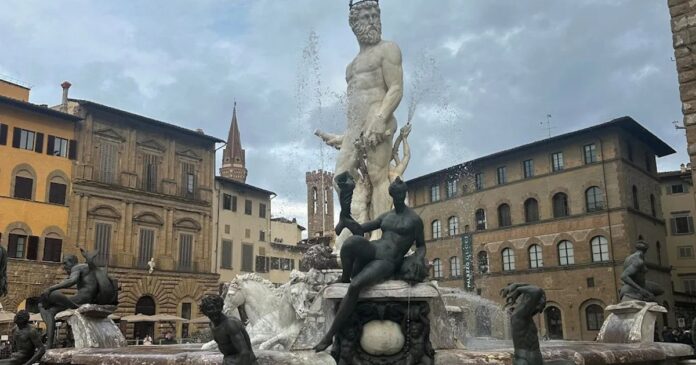 Turistă pusă sub acuzare pentru pagube de mii de euro după ce s-a urcat pe statuia lui Neptun din Florența, într-o farsă prenupțială