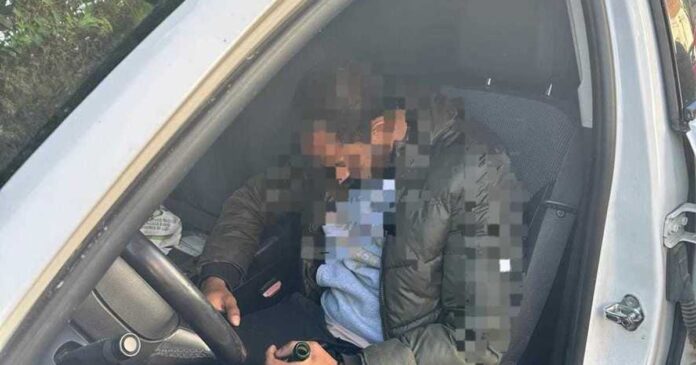 Un bărbat a adormit în mașina pe care voia să o jefuiască, în timp ce se afla sub control judiciar pentru furt din autoturisme