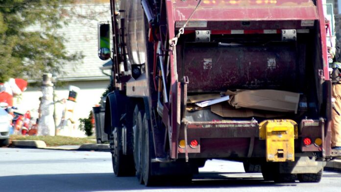 Un bărbat a aruncat din greșeală 7.000 de euro la ghenă și i-a recuperat după 2 zile, din mașina de gunoi