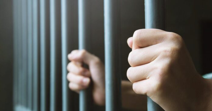 Un bărbat proaspăt eliberat din pușcărie, așteptat la poartă și arestat într-un alt dosar. Va fi predat autorităților din Ungaria