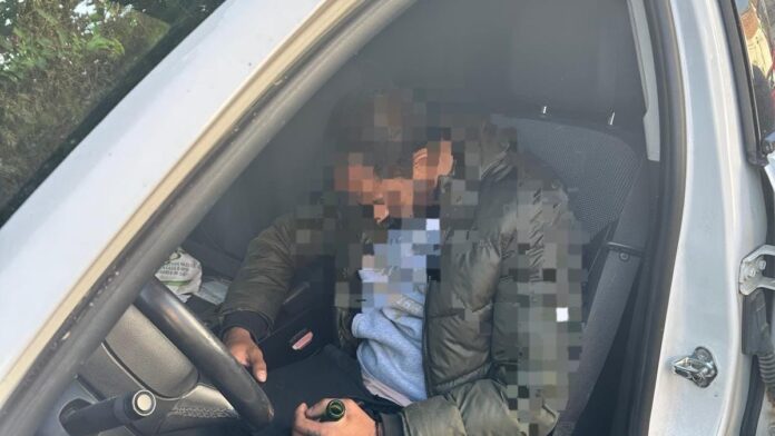 Un hoț a adormit în mașina pe care intenționa să o fure, la Târgu Jiu. Imagini surprinzătoare cu descoperirea polițiștilor la fața locului