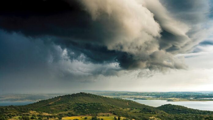 Un jet polar coboară spre România și vom fi în zona de contact dintre un ciclon și un anticiclon, anunță ANM. Vremea se răcește din nou