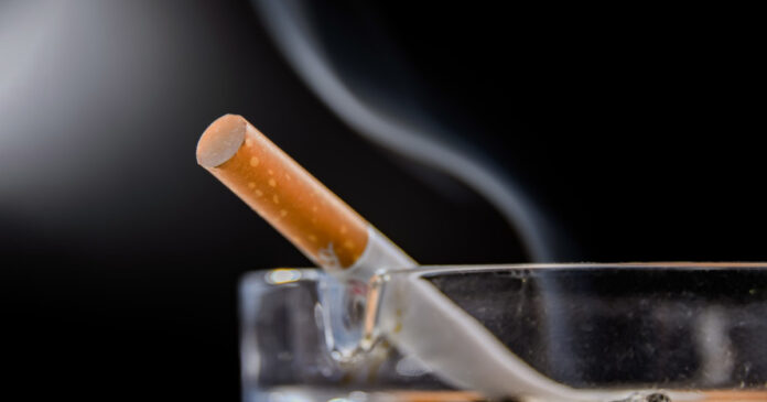 „Un punct de cotitură”: Parlamentul britanic a aprobat legea care interzice oricărei persoane născute după 2008 să cumpere tutun