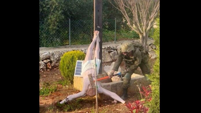 Un soldat israelian, filmat în timp ce dădea cu barosul într-o statuie a lui Iisus. Cum l-au pedepsit superiorii săi militari