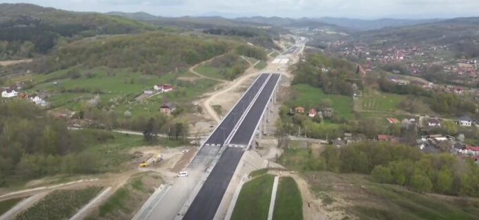 Un tronson al Autostrăzii A1, cea care va lega Bucureștiul de Sibiu, este aproape gata. Secțiunea dintre Tigveni și Curtea de Argeș s-ar putea deschide în 2026