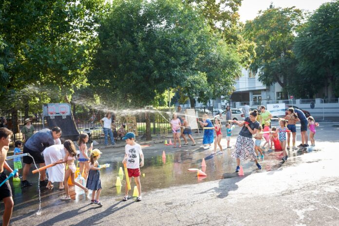 Unde a dispărut Bucureștiul în care copiii băteau mingea în fața blocului și cum pot oamenii să-și „recucerească” orașul