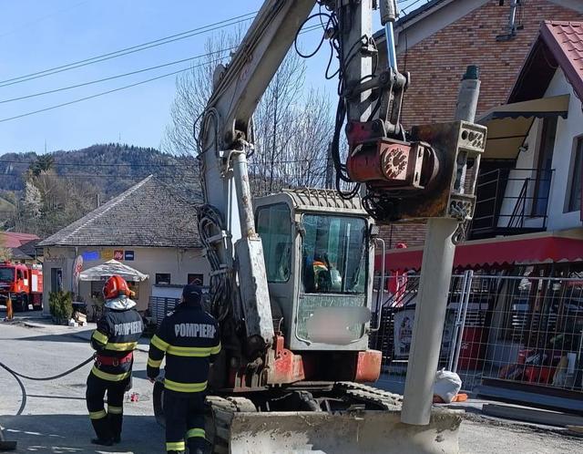UPDATE: Conductă de gaz avariată și pierderi de gaze în urma unor lucrări în Rucăr – Pompierii au izolat zona și au anunțat distribuitorul; trafic oprit pentru autocamioane și alternativ pentru celelalte mașini; o sută de localnici, evacuați – VIDEO, FOTO