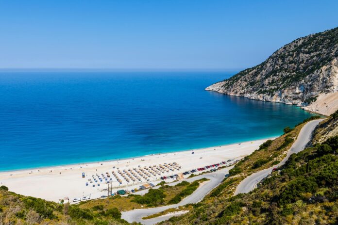 Vacanțe în Grecia, dar fără șezlonguri pe sute de plaje. „Mișcarea prosoapelor” câștigă teren