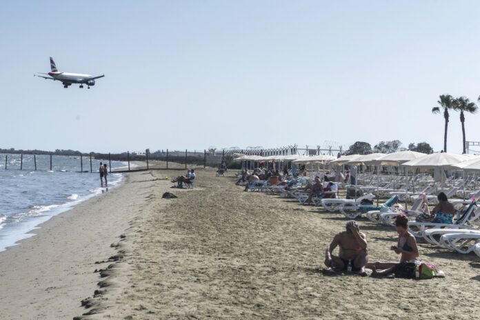 Vacanțele românilor, sub presiune: zborurile din Europa, afectate de criza combustibilului. Trei scenarii pentru sezonul estival