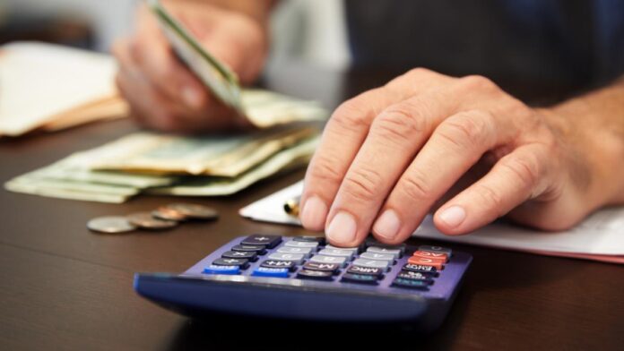 Veniturile românilor nu mai țin pasul cu scumpirile. La ce servicii au renunțat oamenii pentru a-și plăti facturile și impozitele