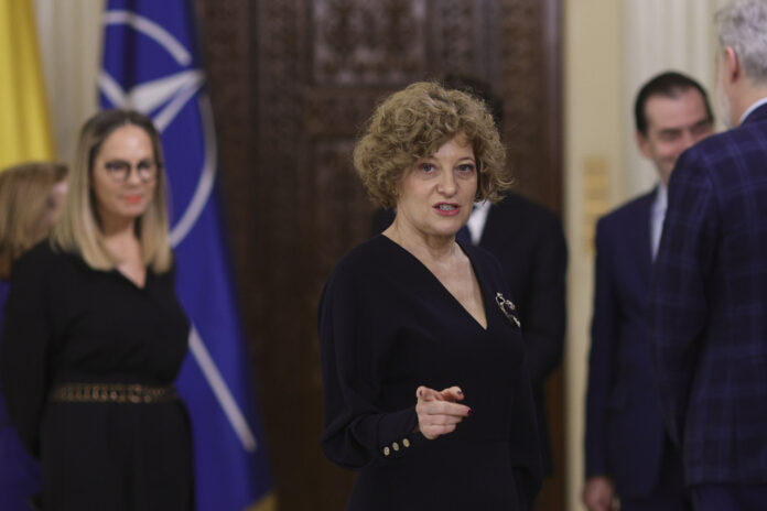 Vicepremierul Oana Gheorghiu acuză PSD de ipocrizie în cazul Ilie Bolojan, evidențiind privatizările și listările la bursă din timpul guvernelor PSD