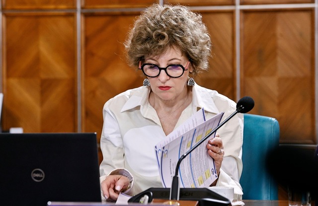 Vicepremierul Oana Gheorghiu, precizări privind „neadevăruri propagate în spaţiul public sub forma unor «mari dezvăluiri» despre un Guvern care «ne vinde ţara»: Am discutat eu însămi cu vicepremierul PSD Marian Neacşu despre listarea la bursă
