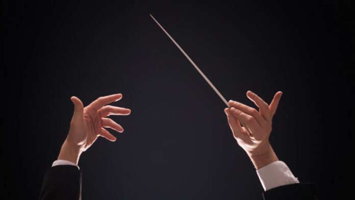 VIDEO: Dirijorul lovește accidental o violinistă în timpul unui concert, iar vioara de 1 milion de euro cade la podea