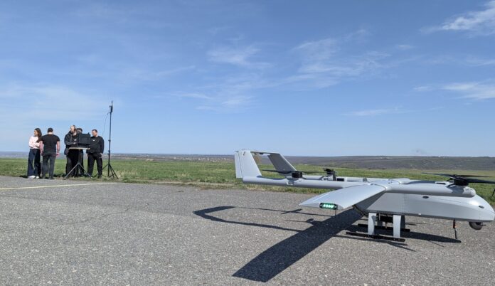 VIDEO | „Fără nicio șurubelniță”: Un startup din România produce drone militare cu aripă fixă care pot fi asamblate fără unelte în 2 minute (Frontier Defense)