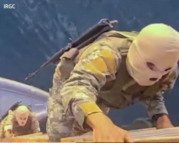 VIDEO: Imagini cu momentul în care trupe iraniene mascate și înarmate capturează două nave în Strâmtoarea Ormuz