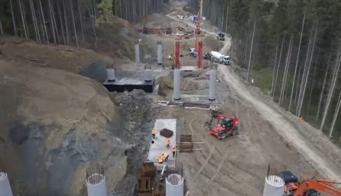 VIDEO | Mobilizare record pe secțiunea Cornetu-Tigveni de pe Autostrada A1, pe care vom ajunge de la București la Sibiu. Peste 1.000 de muncitori sunt pe șantier