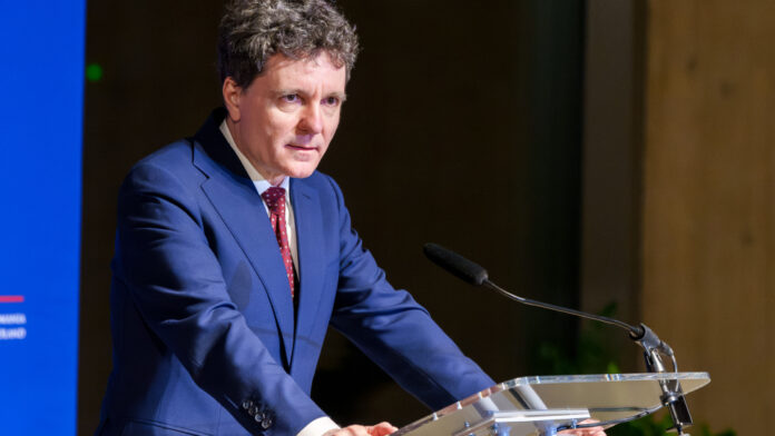 VIDEO | Nicușor Dan critică lipsa educației financiare: Politicienii adaptează politicile publice după percepțiile populației, cu impact negativ asupra economiei