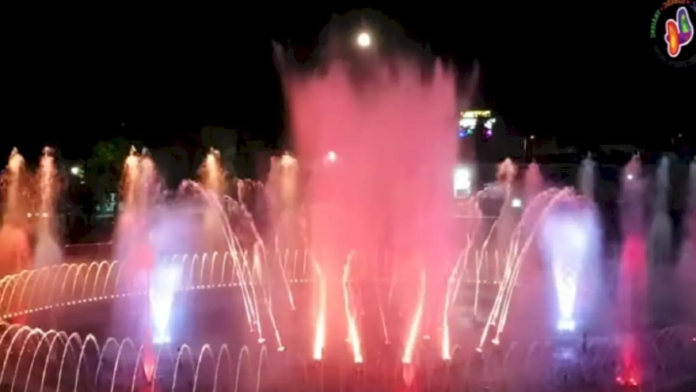 VIDEO | Se reaprind luminile la fântâna arteziană din Parcul Tudor Arghezi. Primarul Băluță: „Reîncepe feeria!”