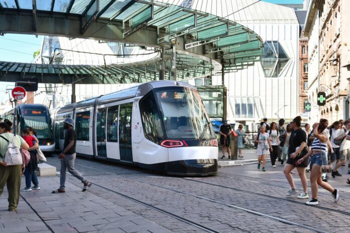 VIDEO: Tramvai intră în zidul gării din Strasbourg, două persoane rănite ușor
