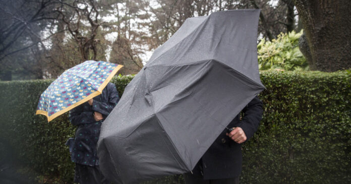 Vremea se răcește puternic în țară: ANM emite alerte cod galben pentru ploi, vânt puternic și ninsori