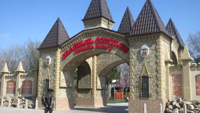 Weekend plin de distracție în Parcul „Lumea Copiilor”. Spinner, supereroul Itsy Bitsy, va face show sâmbătă, de dimineață până seara