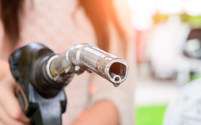 Zeci de benzinării din România au rămas fără motorină din cauza reducerii accelerate a prețurilor la carburanți