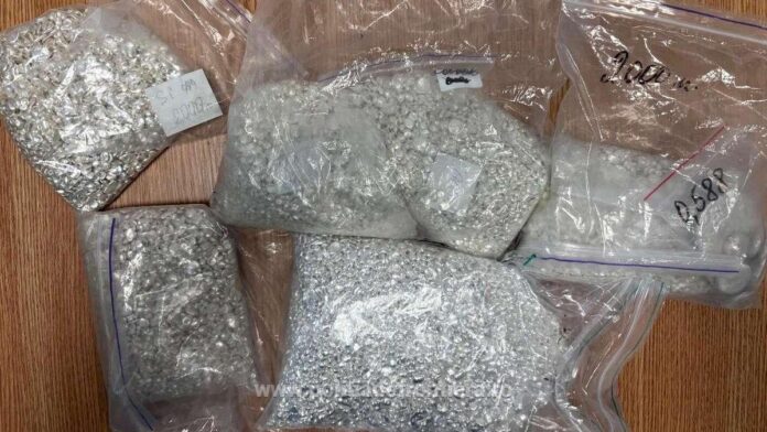 15 kilograme de argint, în valoare de 155.000 lei, descoperite la graniță în microbuzul unui ucrainean care încerca să intre în România