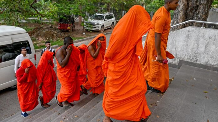 22 de călugări arestați în Sri Lanka după descoperirea a 110 kg de cannabis în bagajele lor