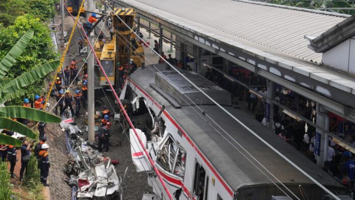 Accident feroviar grav în Indonezia: Un tren a spulberat ultimul vagon al unei garnituri cu navetiști, bilanțul provizoriu indică 14 decese și zeci de răniți