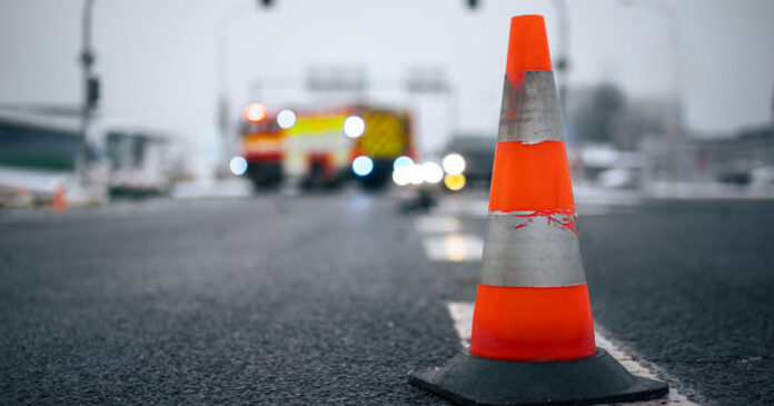 Accident grav în Maramureș între o mașină și un microbuz: 13 persoane implicate, 10 transportate la spital