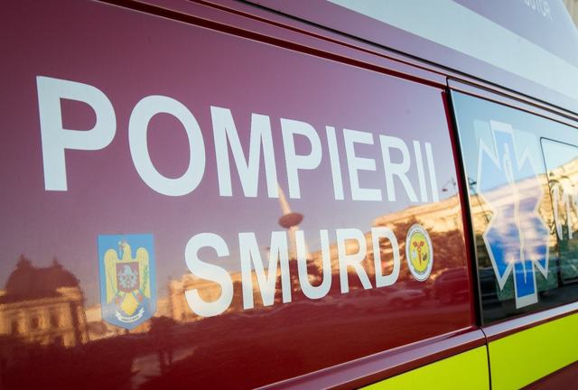 Accident grav în Timiș: Autospecială SMURD lovită de tren în timp ce transporta un pacient la spital, la trecerea la nivel cu calea ferată din Urseni
