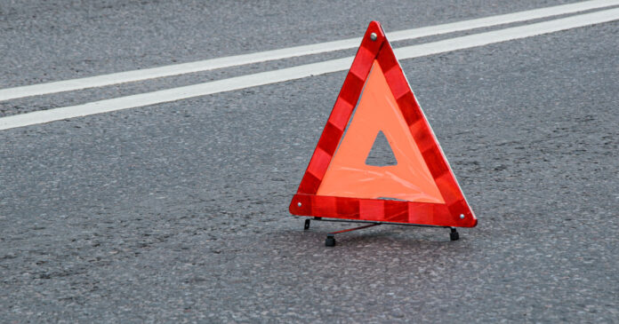 Accident grav între un microbuz şi un autoturism: Doi tineri de 16 şi 21 de ani au murit