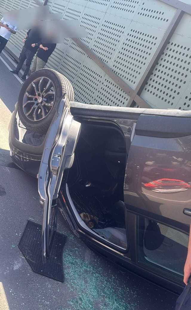 Accident în parcarea unui centru comercial din Pitești: o femeie rănită după ce un autoturism condus de un bărbat de 70 de ani a lovit un parapete și un indicator, răsturnându-se