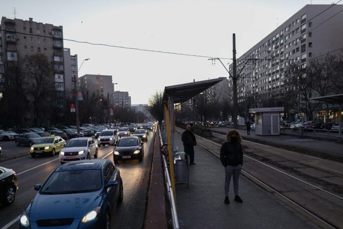 Accident pe Calea Giulești: o mașină a luat foc după impact, iar șoferul de 21 de ani a fost depistat cu alcool