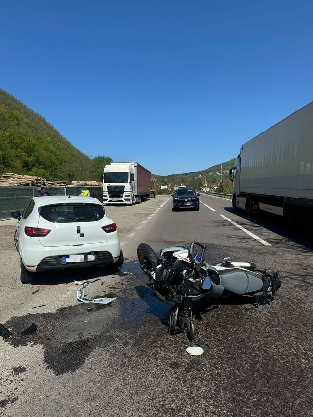 Accident rutier pe Valea Oltului: Trei persoane rănite, inclusiv un motociclist și două femei