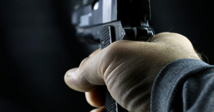 Amenințare cu armă în trafic: Șofer de autobuz, intimidat cu pistolul pe o stradă din București. Agresorul, un tânăr de 26 de ani, reținut de polițiști
