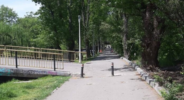 Barieră montată pe aleile pietonale de pe malul râului Colentina. Primarul Hopincă a aflat de pe net că pe-acolo se conduce ca pe șosea și a trimis o echipă cu stâlpișori