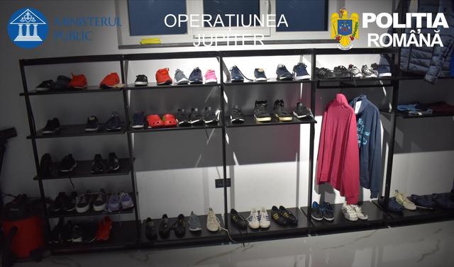 Bihor: Magazin clandestin cu produse posibil contrafăcute, descoperit de polițiști în urma a trei percheziții la locuințele unui orădean - FOTO