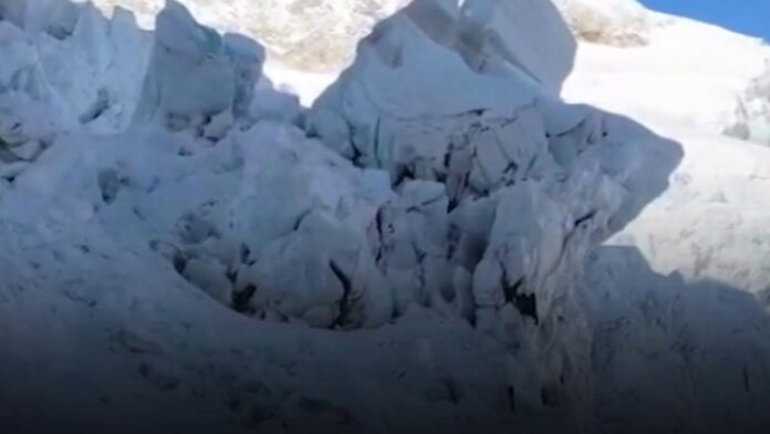 Blocaj pe Everest: traseele nu pot fi amenajate din cauza gheții